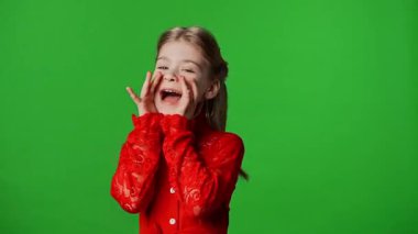 Çocuk duyguları reklam konsepti. Gülümseyen kız el ele tutuşuyor ve bağırıyor, olumlu ifade, krom anahtar yeşil ekranda izole edilmiş arka plan modeli..