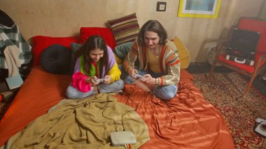 Genç bir kadın ve erkeğin birlikte oyun oynayıp heyecan ve konsantrasyon sergilediği canlı bir sahne..