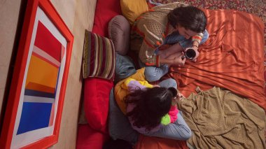 İki insan sıcak dekore edilmiş bir odada sıcak ve rahat bir anı kahve fincanlarıyla paylaşıyor. Üst çekim