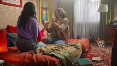 Genç bir çift sıcak ve neşeli bir anı paylaşıyor. Sıcak bir ortamda sevgi yansıtıyor, dans ediyor ve eğleniyor. Yavaş çekim