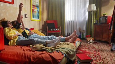 Genç bir çift sıcak, samimi bir anı paylaşır. Samimi bir ortamda sevgi ve yakınlığı yansıtır..