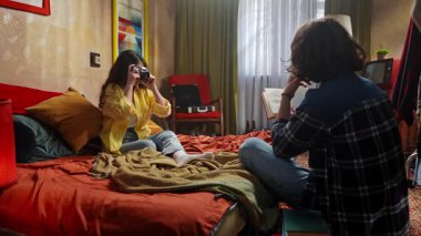 Sıcak bir oda, samimi bir fotoğraf çekimi için mükemmel bir ortam sunuyor. Sıcak ifadeler ve yaratıcı anlar yakalamak için..