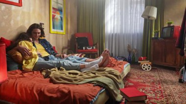 Genç bir çift sıcak, samimi bir anı paylaşır. Samimi bir ortamda sevgi ve yakınlığı yansıtır..