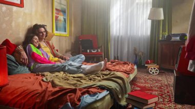 Genç bir çift sıcak, samimi bir anı paylaşır. Samimi bir ortamda sevgi ve yakınlığı yansıtır..