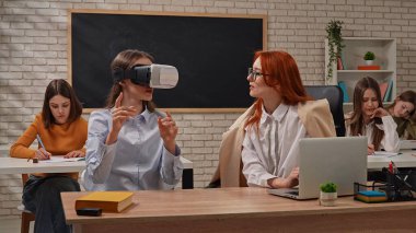 Sınıf öğrencileri sanal gerçekliği keşfeder, eğitici deneyimlerini teknolojiyle geliştirirler..
