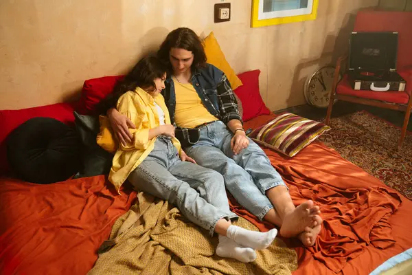 Genç bir çift sıcak, samimi bir anı paylaşır. Samimi bir ortamda sevgi ve yakınlığı yansıtır..