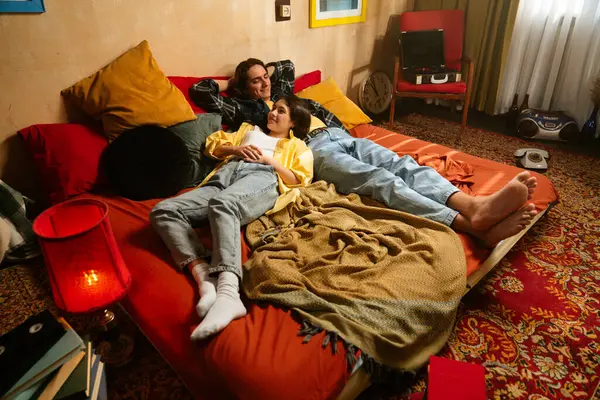 Genç bir çift sıcak, samimi bir anı paylaşır. Samimi bir ortamda sevgi ve yakınlığı yansıtır..