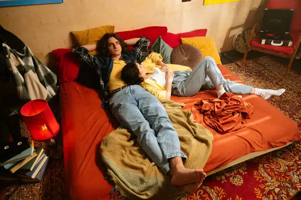 Genç bir çift sıcak, samimi bir anı paylaşır. Samimi bir ortamda sevgi ve yakınlığı yansıtır..