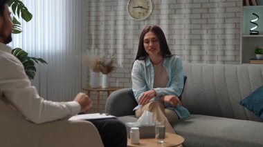 Günlük yaşam tarzı konsepti. Yaşlı yetişkin kadın zihinsel tedavi görüyor, kadın psikoterapiste gidiyor, kanepede oturuyor doktorla konuşuyor, soruları selamlıyor ve cevaplıyor. Yavaş çekim