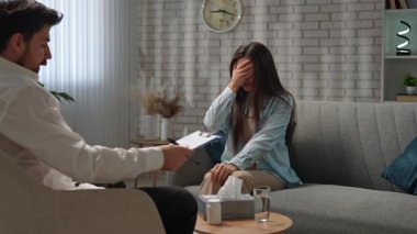 Günlük yaşam tarzı konsepti. Yaşlı yetişkin kadın zihinsel tedavi görüyor, kadın psikoterapiste gidiyor, kanepede oturuyor, sorunlarını anlatıyor, doktorla konuşurken sinirleniyor. Yavaş çekim