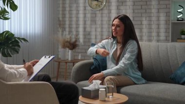 Günlük yaşam tarzı konsepti. Yaşlı yetişkin kadın zihinsel tedavi görüyor, kadın psikoterapiste gidiyor, kanepede oturuyor, sorunlarını anlatıyor, ağlayan surat ifadesi takınıyor. Yavaş çekim