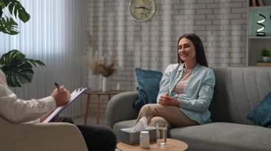 Günlük yaşam tarzı konsepti. Yaşlı yetişkin kadın zihinsel tedavi görüyor, kadın psikoterapiste gidiyor, doktorla konuşuyor soruları cevaplıyor, gülümsüyor, olumlu ifade veriyor, iyileşiyor. Yavaş çekim