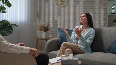 Günlük yaşam tarzı konsepti. Yaşlı yetişkin kadın zihinsel tedavi görüyor, kadın psikoterapiste gidiyor, doktorla konuşuyor soruları cevaplıyor, gülümsüyor, olumlu ifade veriyor, iyileşiyor. Yavaş çekim