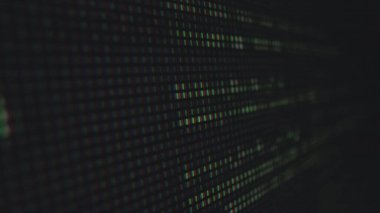 LED ekran piksellerinin detaylı bir yakın çekimi koyu bir arka plana karşı aydınlatılmış RGB renklerini gösteriyor. Makro