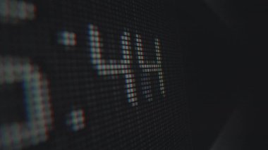 LED ekranda canlı piksel detaylarını vurgulayan dijital bir numaranın yakın görüntüsü. Teknoloji, zaman tutma ya da teknoloji trendleri üzerine makaleler için mükemmel. Makro