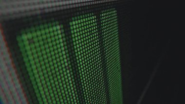 Yeşil pikselleri gösteren bir LED ekranın, matris yapısını ve renk dağılımını gösteren detaylı bir yakın görüntüsü. Makro