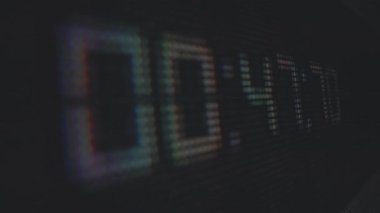 Dijital ekran görüntüsü sayıların oluşturulduğu renkli pikselleri gösterir, dijital hassasiyeti vurgular. Makro