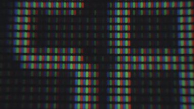 Dijital ekranda kırmızı, yeşil ve mavi piksellerin düzenini gösteren makro resim. Makro
