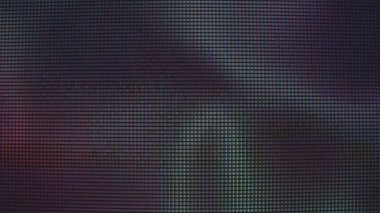 Kırmızı, yeşil ve mavi desenleri gösteren dijital ekrandaki aydınlatılmış RGB piksellerinin yakın görüntüsü. Makro