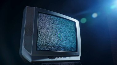 Klasik bir CRT televizyonu loş bir odada statik gürültü yayarak nostaljik teknolojinin zıtlıklarını vurguluyor..