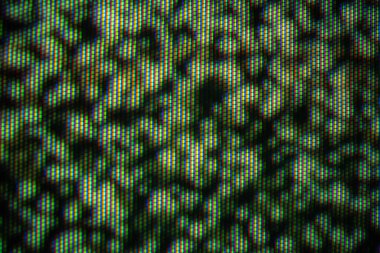 Pikselleştirilmiş bir TV ekranının yakın plan görüntüsü, canlı renklerde durağan bir sesin soyut bir modelini gösteriyor..