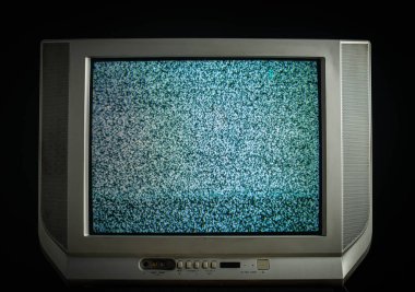 Klasik statik bir ses ekranı gösteren eski moda bir televizyon seti nostalji ve gizemi çağrıştırıyor..