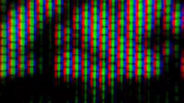 Modern ekran üzerinde RGB piksel yapısını gösteren bir makro resim, canlı renkleri ve düzenlemeleri vurgular.