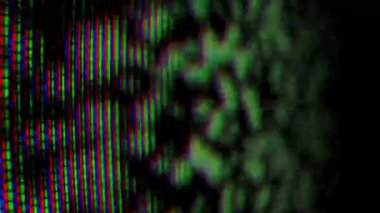 Bireysel kırmızı, yeşil ve mavi pikselleri ızgara deseninde gösteren bir ekranın ayrıntılı yakın çekimi.