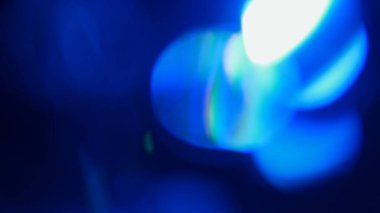 Bulanık mavi ve beyaz şekilli büyüleyici soyut bir görüntü. Canlı renkler mistik ve sakin bir ortam yaratıyor. Makro