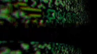 Yeşil ve siyah renkli pikselli elementlerin yer aldığı soyut bir dijital kalıp, bir gizem hissi uyandırıyor..