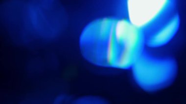 Bulanık mavi ve beyaz şekilli büyüleyici soyut bir görüntü. Canlı renkler mistik ve sakin bir ortam yaratıyor. Macro, ağır çekim.