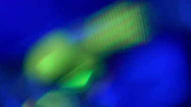 Dinamik mavi ve sarı renklerin birbiriyle harmanlandığı soyut bir görüntü, canlı ve büyüleyici bir görsel deneyim yaratıyor. Macro, ağır çekim.