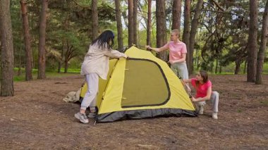 Küçük bir arkadaş grubu ormanda bir çadır kurarak kamp maceraları için mükemmel bir zemin hazırlıyor. Yavaş çekim