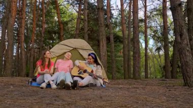 Üç arkadaş ormanda bir çadırda oturur, müziğin ve doğal çevrenin tadını çıkarır, anılar yaratırlar. Yavaş çekim