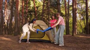 Küçük bir arkadaş grubu ormanda bir çadır kurar ve kamp alanları için mükemmel bir zemin hazırlarlar..