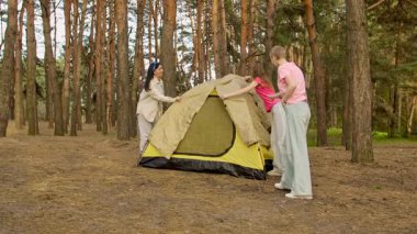 Küçük bir arkadaş grubu ormanda çadır kurup kamp maceraları için mükemmel bir zemin hazırlıyorlar..