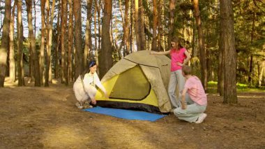 Küçük bir arkadaş grubu ormanda bir çadır kurar ve kamp alanları için mükemmel bir zemin hazırlarlar..