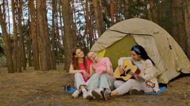 Üç arkadaş ormanda bir çadırda oturur, müziğin ve doğal çevrenin tadını çıkarır, anılar yaratırlar..