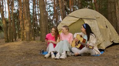 Üç arkadaş ormanda bir çadırda oturur, müziğin ve doğal çevrenin tadını çıkarır, anılar yaratırlar..