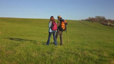 Berrak mavi bir gökyüzünün altında, huzurlu manzaranın ve temiz havanın tadını çıkaran bir çift. Yavaş çekim