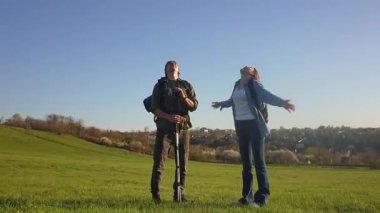 Neşeli bir çift kırsalda güneşli bir günde yürüyüş yaparken doğayı kucaklıyor, özgürlüğü kutluyor. Yavaş çekim