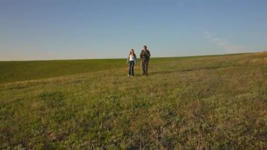Berrak mavi bir gökyüzünün altında, huzurlu manzaranın ve temiz havanın tadını çıkaran bir çift. Yavaş çekim