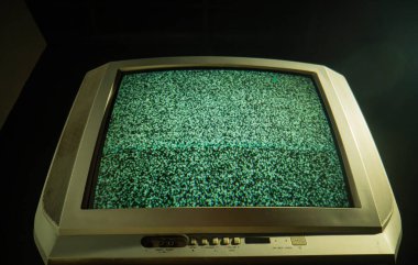 Yaygın olarak beyaz gürültü olarak bilinen statik gürültüyü gösteren eski bir televizyon ekranı. Görüntü, sinyaller bulunamadığında sıklıkla görülen klasik olguyu betimler..