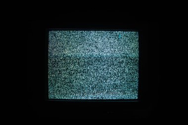 Klasik CRT televizyon ekranı beyaz gürültüyü gösteriyor, analog sinyallerin klasik statik etkisini vurguluyor.