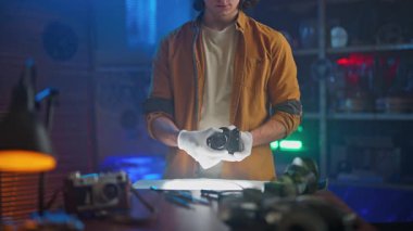 Genç bir zanaatkar, loş aydınlatılmış bir atölyede özenle yenilikçi tasarımlar yaratıyor..