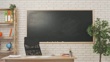 Beyaz tuğla bir duvarın ortasında büyük, temiz, siyah bir karatahta bulunan bir sınıf. Eğitimsel içerik için, öğrenmeye hazır modern bir sınıfı temsil etmek.