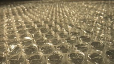 Paketleme ve koruma için kullanılan baloncuk ambalajının ayrıntılı görünümü. Güvenli ulaşımı sağlamak için popüler bir materyal. Macro, ağır çekim.