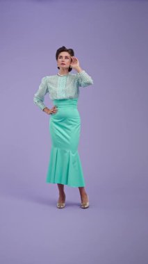 Klasik kıyafetli, çekici saç stili olan genç bir kadın mor stüdyo geçmişinde poz veriyor. Retro tarzı düşünen güzel bir aktris, sonra güzel bir fikir geliyor. Güzellik ve eski tarz konsept