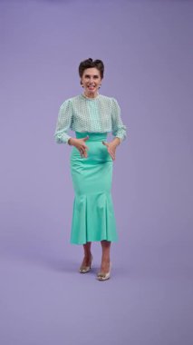 Klasik kıyafetli, çekici saç stili olan genç bir kadın mor stüdyo geçmişinde poz veriyor. Retro tarzında güzel bir aktris kameraya küfreder ve gücenmiş bir şekilde arkasını döner. Güzellik ve eski tarz konsept