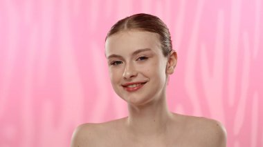 Açık tenli genç bir kadın. Cilt teması ve gençlik ışıltısı öneriyor..